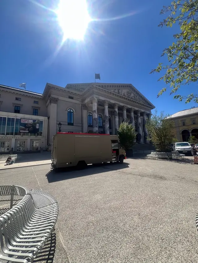 Häge Rooftop-Foodtruck vor einem klassizistischen Theatergebäude